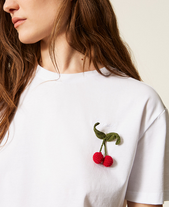 Классическая футболка с брошью кроше