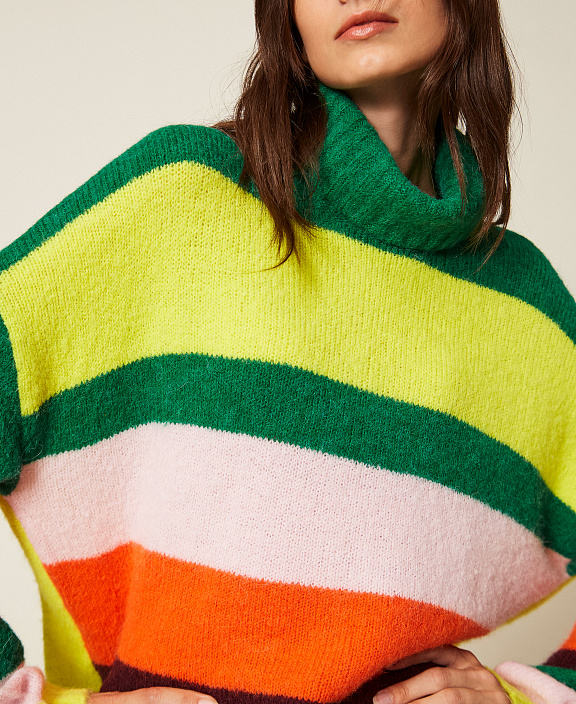 Объемный свитер в крупную полоску