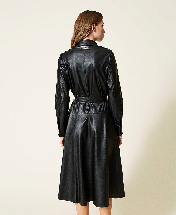 Платье-рубашка из ткани с покрытием