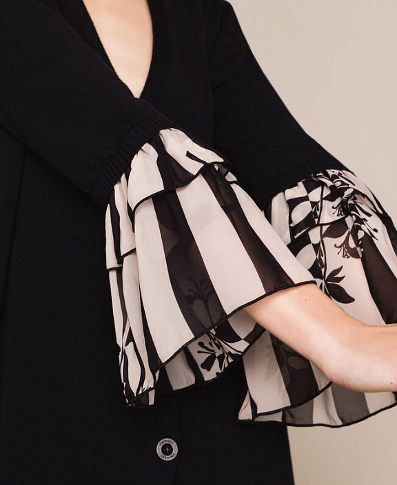 Кардиган с воланами на рукавах