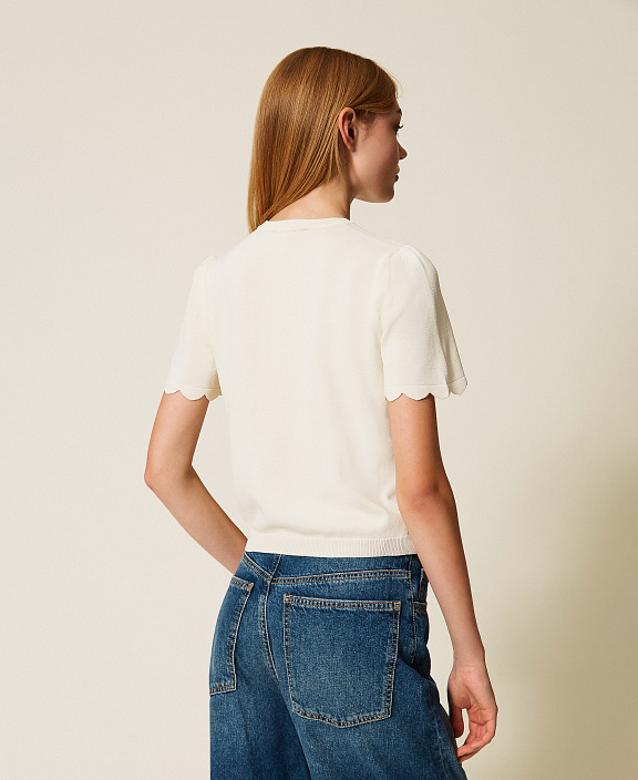 Джемпер с короткими рукавами, с фестонами и пуговицами