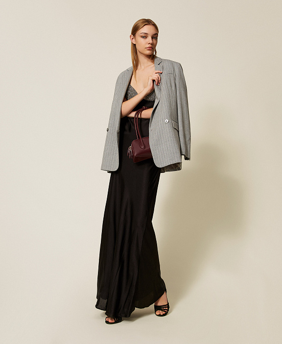 Длинное атласное платье с вышивкой