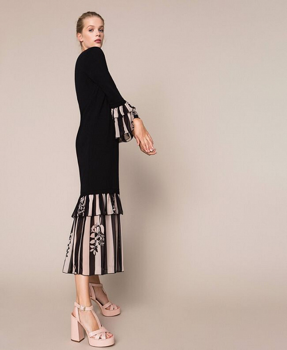 Платье с воланами