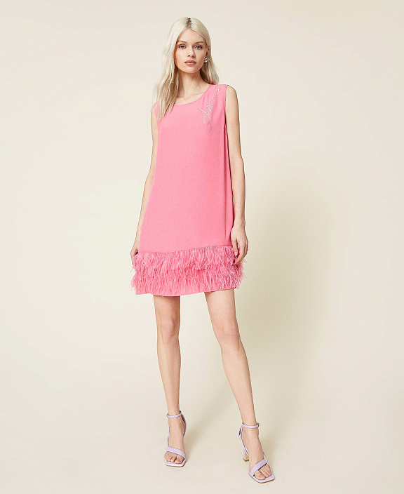 Атласное платье с перьями