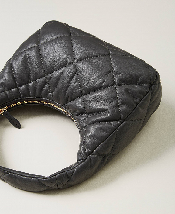 Средняя стеганая сумка-хобо с наполнителем