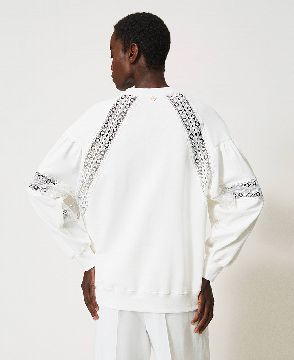 Толстовка с кружевными вставками в технике интарсия