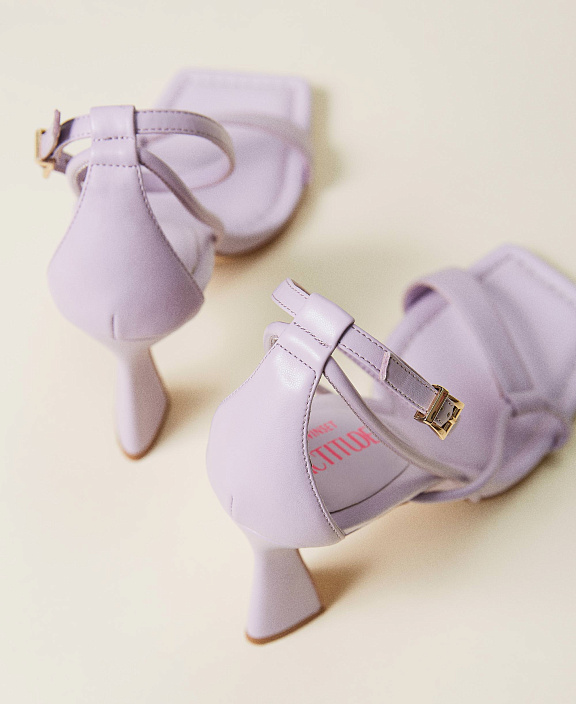 Высокие босоножки на ремешках