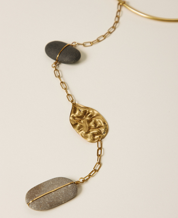 Ожерелье с камнями и подвеской