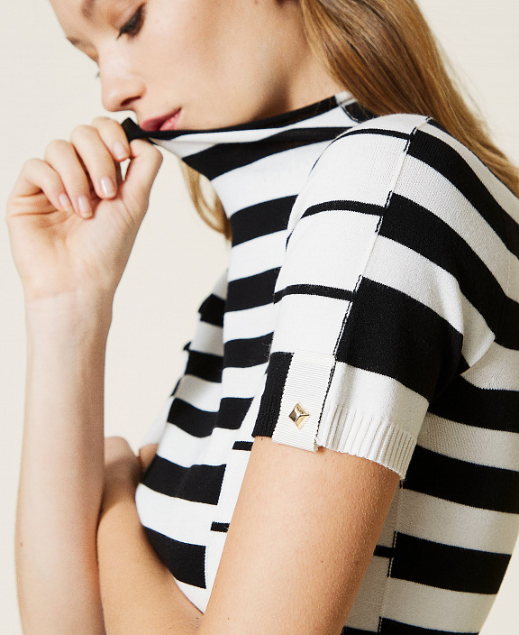 Трикотажный кардиган с воротником-стойкой и сочетанием жаккардовых полосок