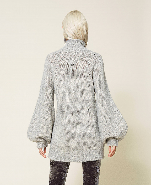 Трикотажный кардиган с воротником-стойкой и рукавами-баллонами