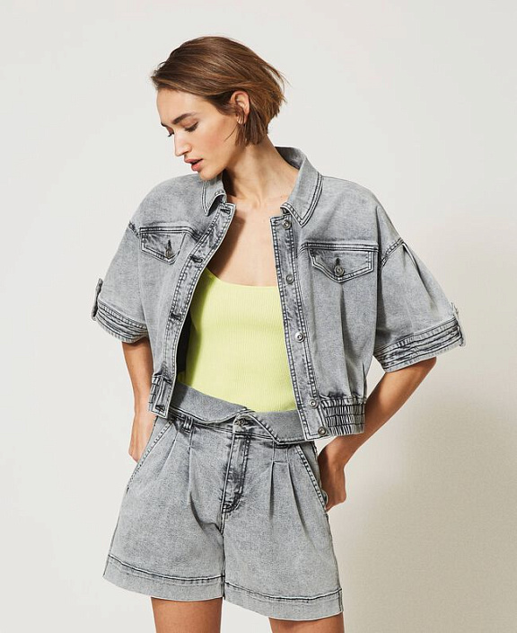 Джинсовая рубашка укороченная