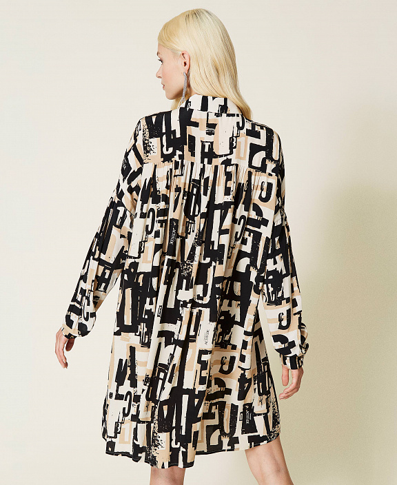 Короткое платье из крепдешина с принтом логотипа