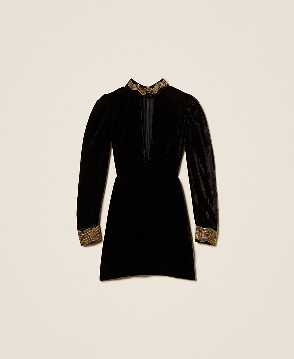 Бархатное короткое платье с вышивкой