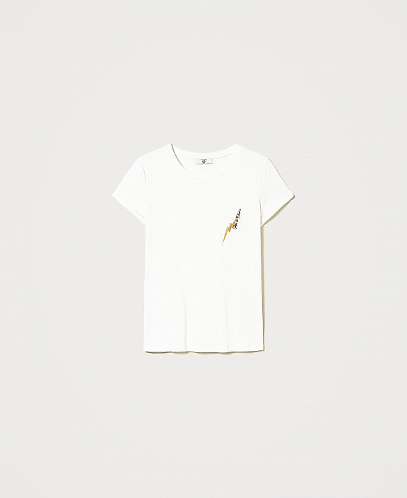 Футболка с вышивкой гладью