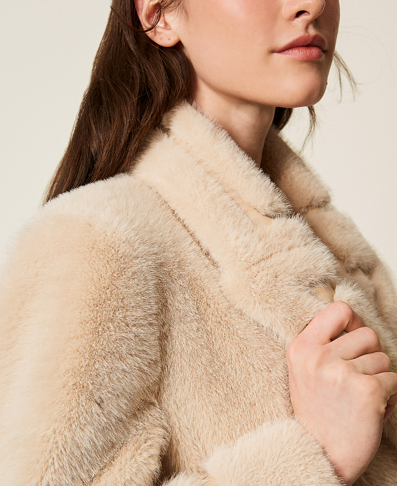 Двубортная шуба из искусственного меха