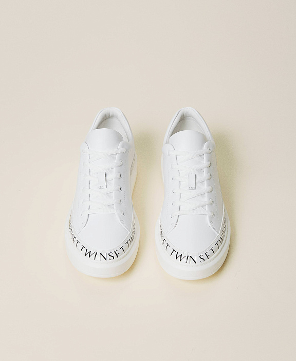 Белые кеды логомания