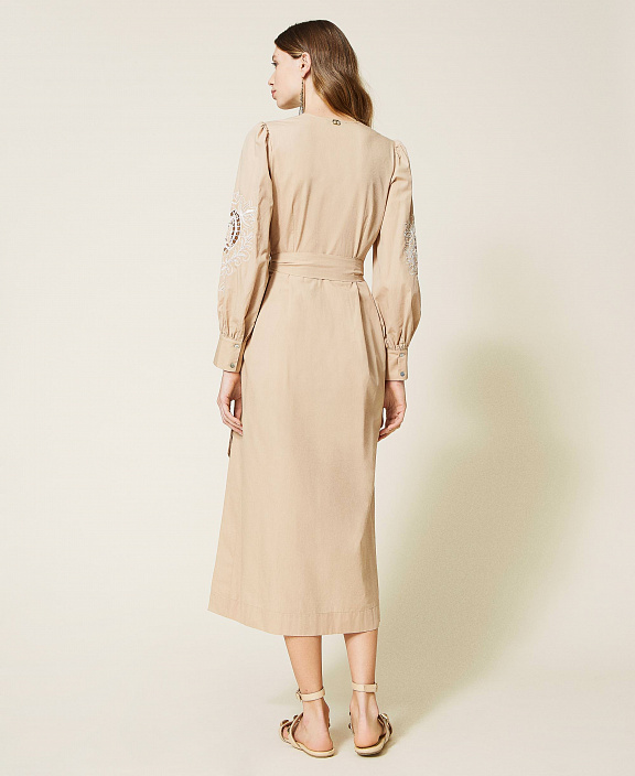 Длинное платье из муслина с ручной вышивкой