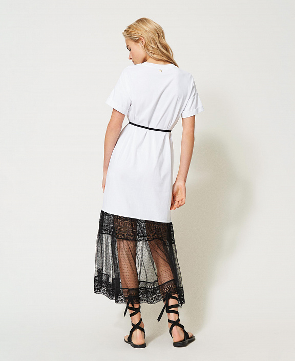 Длинное платье со вставками из тюля и кружева