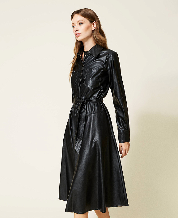 Платье-рубашка из ткани с покрытием