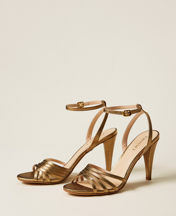 Босоножки из ламинированной кожи с принтом