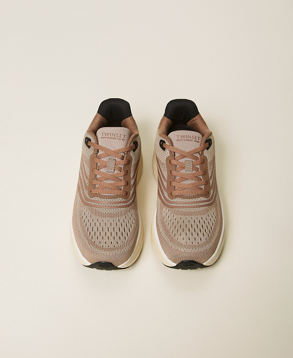 Кроссовки с акцентной подошвой