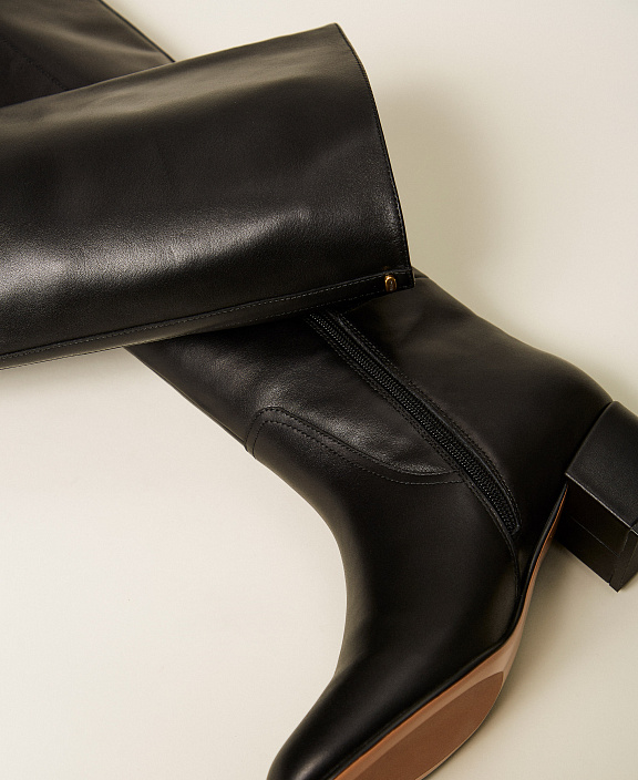 Высокие кожаные сапоги