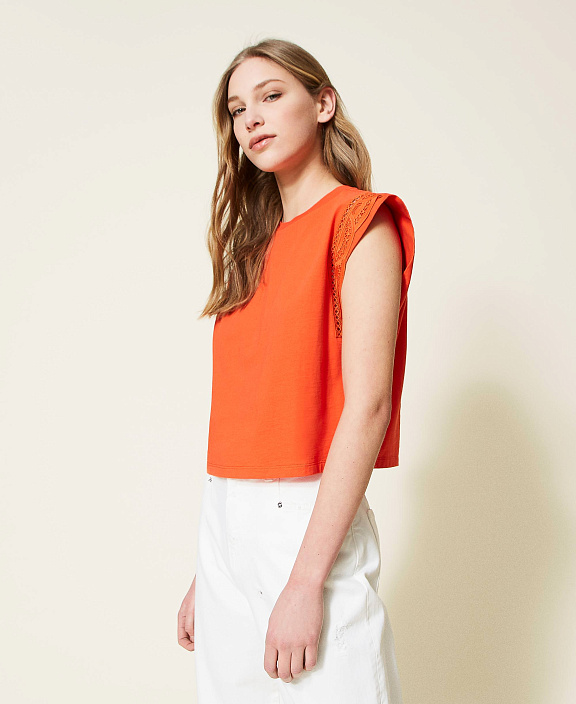 Футболка с отделкой из кружева
