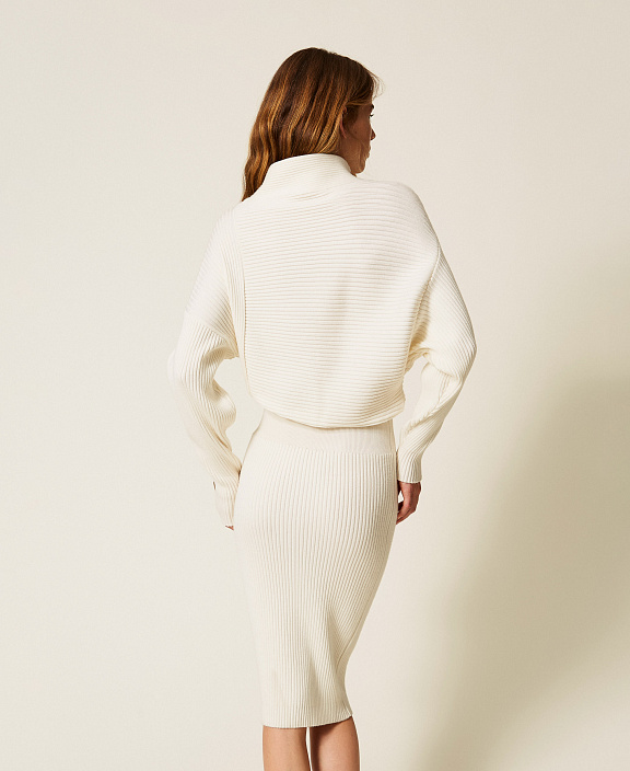 Трикотажное платье миди в рубчик