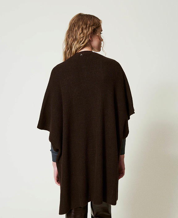 Вязаное пончо с вышивкой