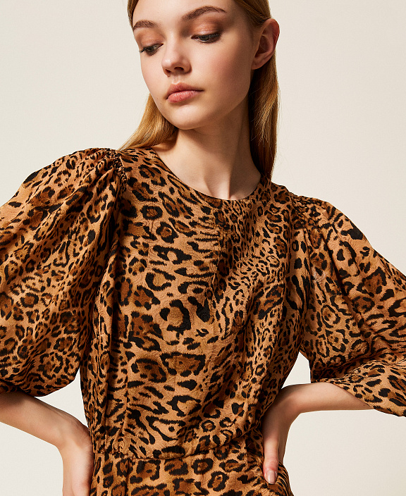 Короткое жаккардовое платье с животным принтом