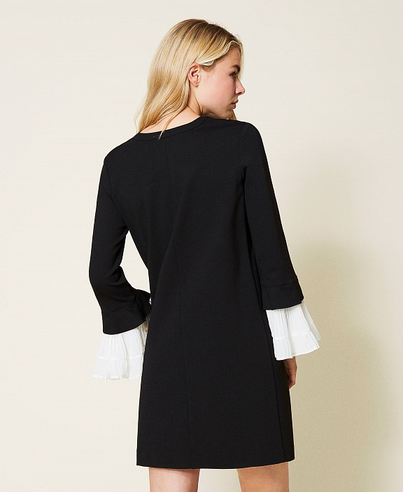 Двухцветное платье с рюшами