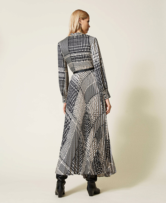 Длинное платье с бантом и плиссированной юбкой