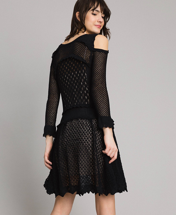 Платье с вырезами на плечах