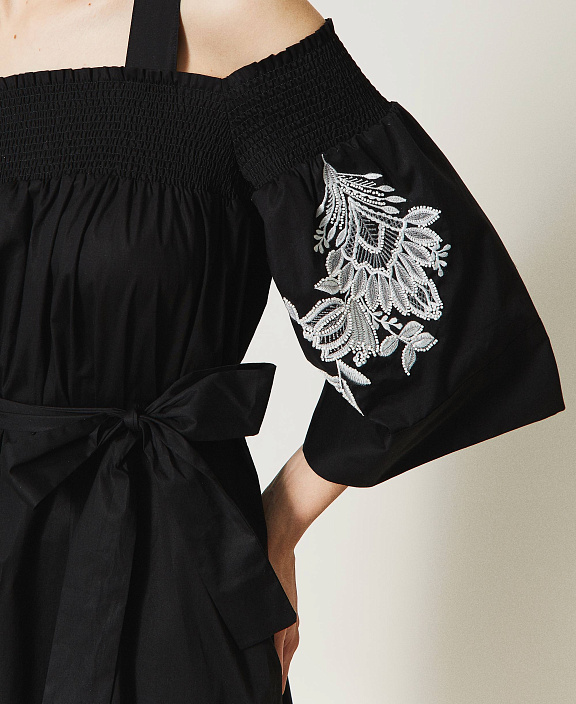 Платье из поплина с открытыми плечами и вышивкой