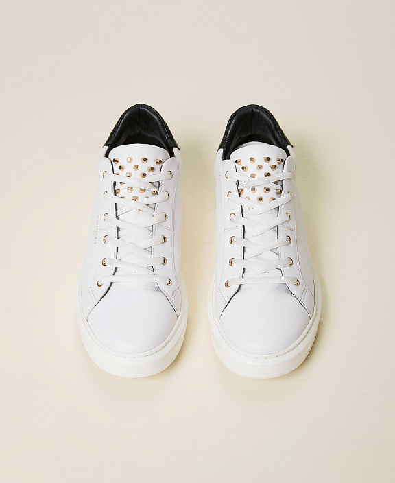 Кожаные сникеры с заклепками