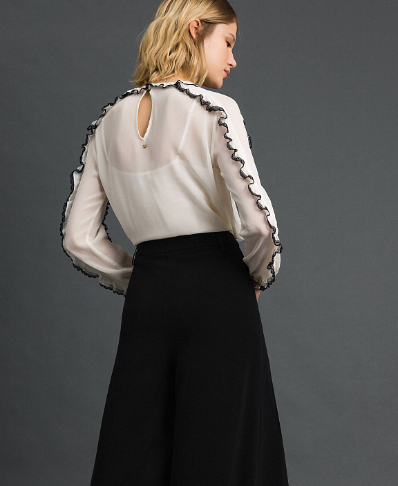 Жоржетовая блуза с мелким рюшем и кружевом