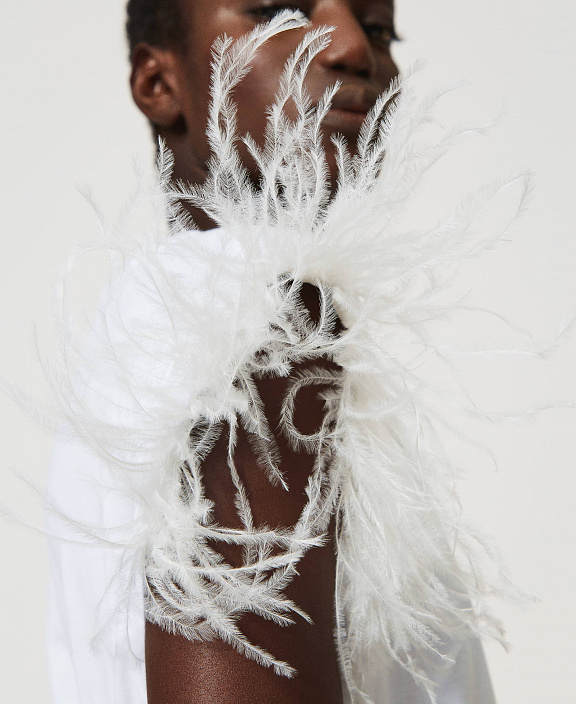 Футболка с отделкой перьями