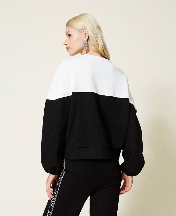 Объемная толстовка с буквой из стразов