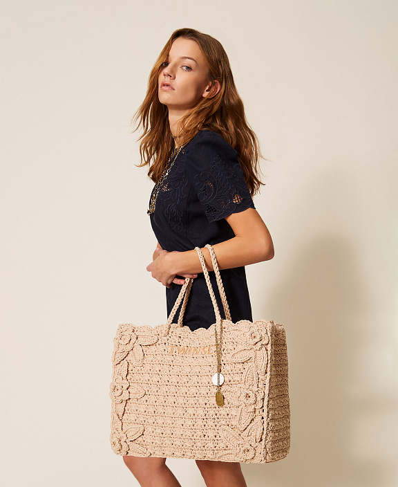 Сумка-шоппер из кроше с подвесками