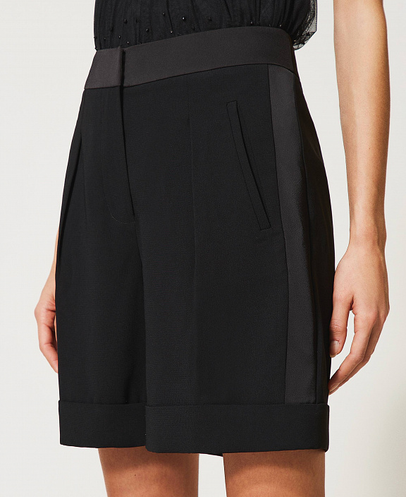 Шорты Atlas с гладкими вставками