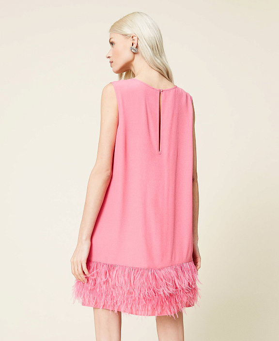 Атласное платье с перьями