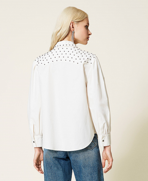 Рубашка на кнопках с заклепками