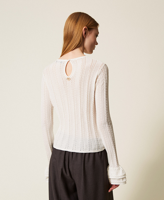 Облегающий ажурный джемпер с оборками