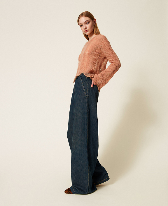 Просторные джинсы со складками