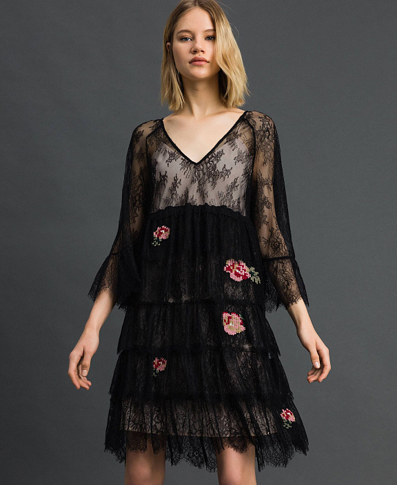 Платье из кружева Валансьен с цветочными вышивками