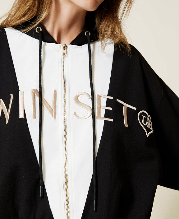 Толстовка с вышитым логотипом