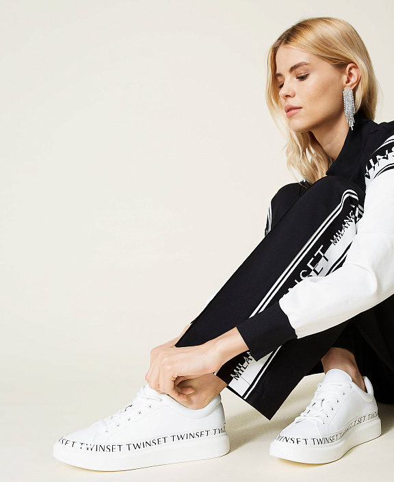 Белые кеды логомания