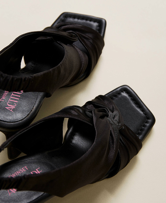 Высокие босоножки с расклешенным каблуком