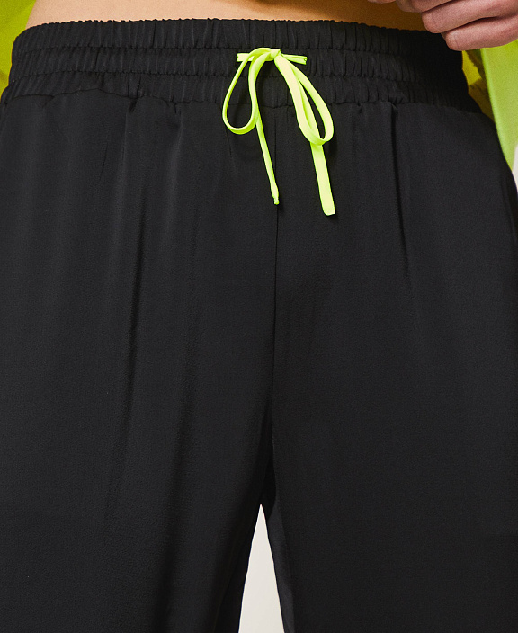 Брюки-джоггеры из технического атласа