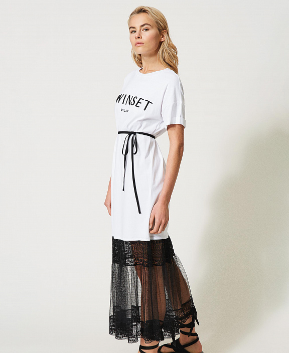 Длинное платье со вставками из тюля и кружева